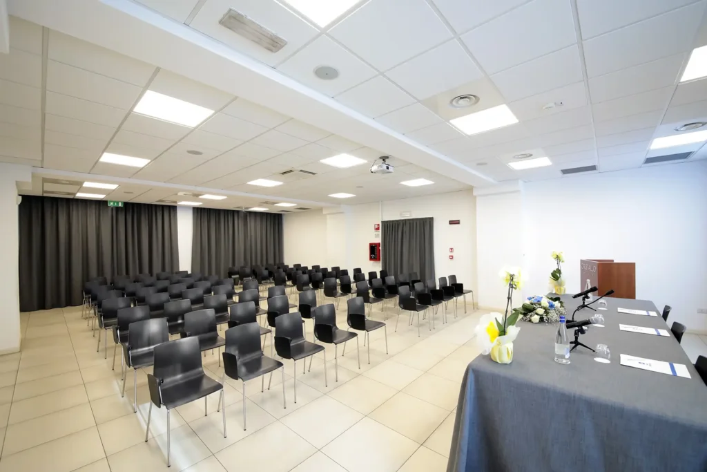 In the image a meeting room with a theatre layout